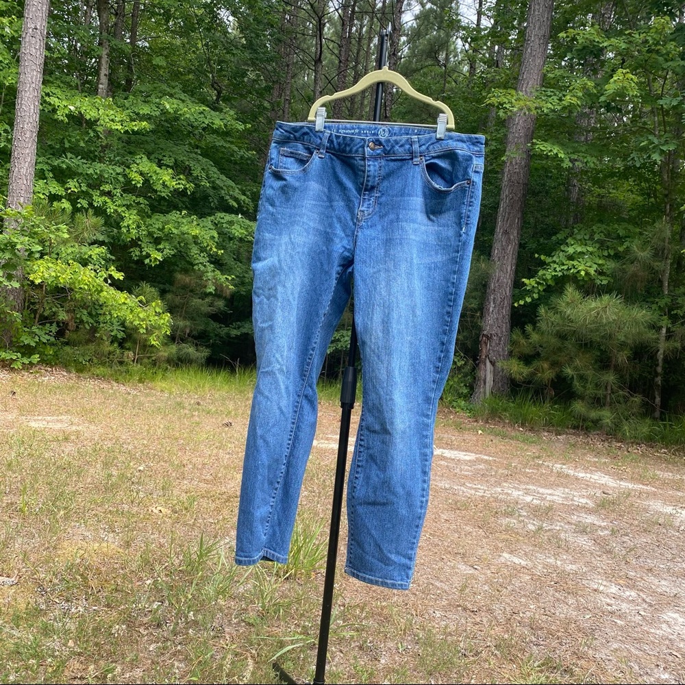 Women’s size 14 faded signature fit ankle jeans pants